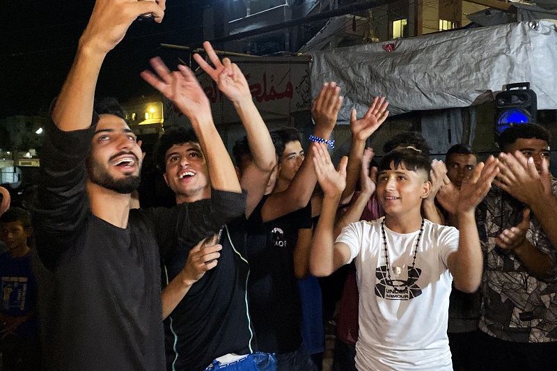 فلسطينيون في غزة بعد اعلان الاتفاق (ا ف ب)