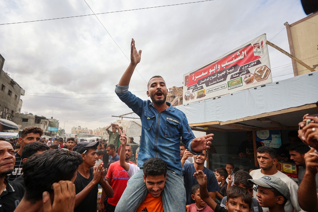 الفلسطينيون يحتفلون في خان يونس (أ ف ب)