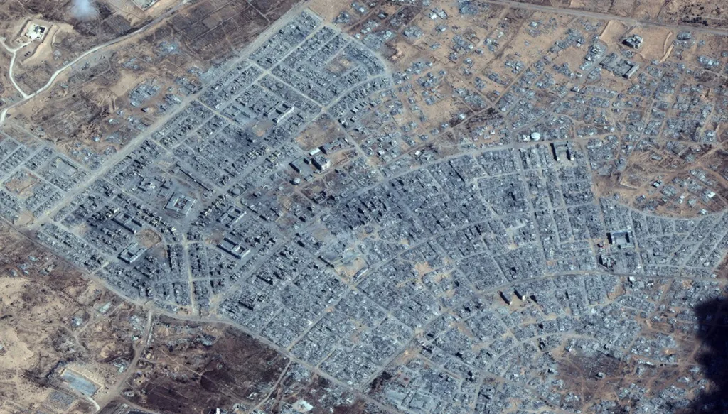 سكان يعودون إلى منازلهم المدمرة في غزة... وبدء وصول القوات الأميركية إلى إسرائيل للإشراف على وقف إطلاق النار