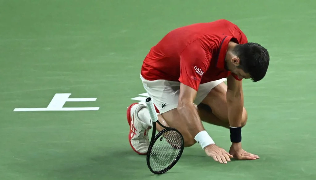 ديوكوفيتش المنهك بدنياً يودع دورة شنغهاي من نصف النهائي