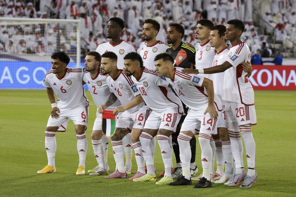منتخب الإمارات قبل مواجهة العراق. (أ ف ب)