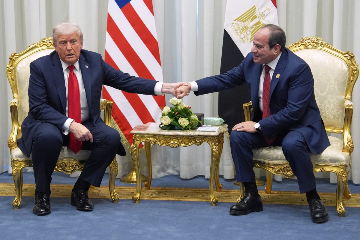 الرئيسان دونالد ترامب وعبد الفتاح السيسي في شرم الشيخ. (أ.ف.ب)
