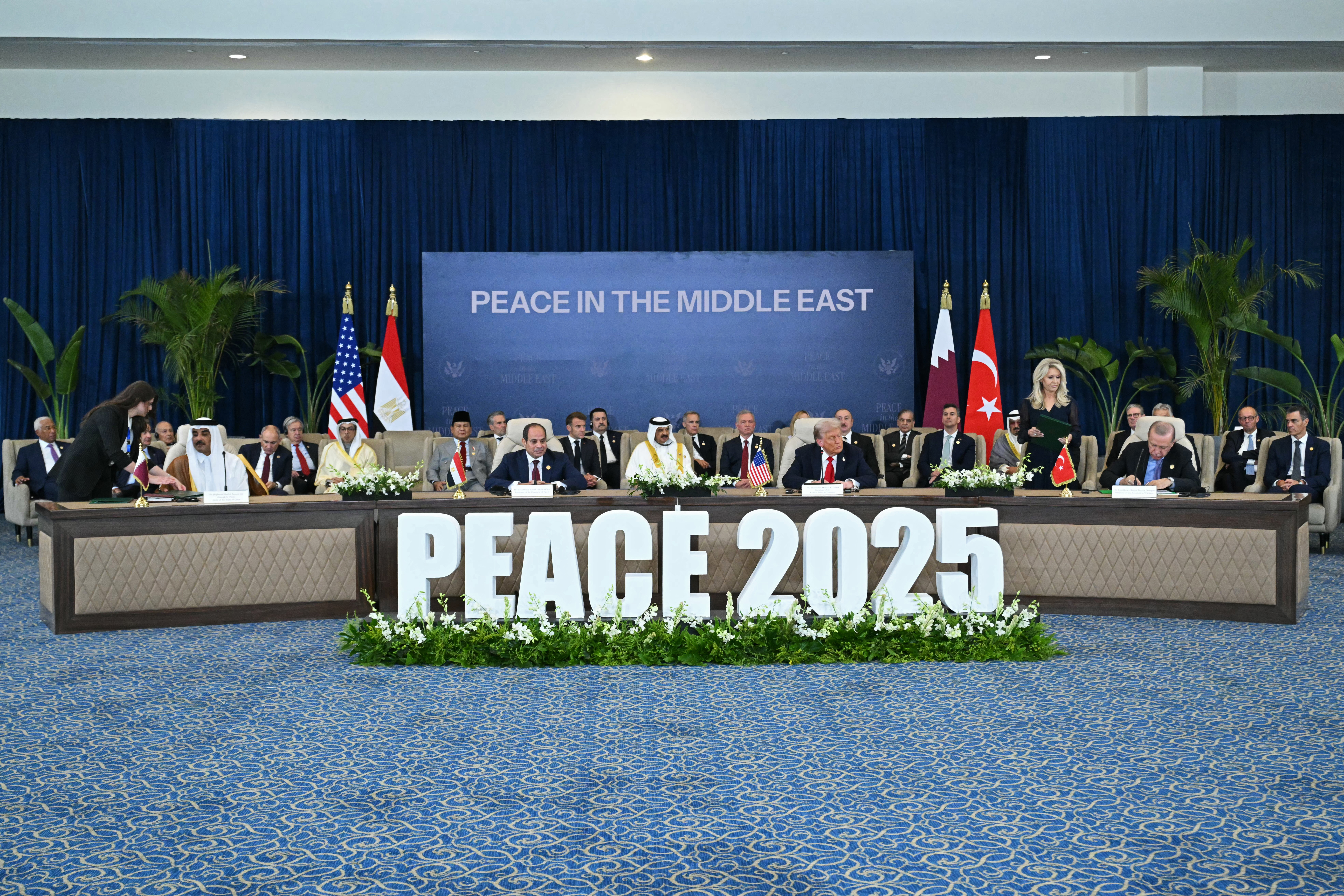 الرئيس الأميركي دونالد ترامب (وسط الصورة على اليمين) والرئيس المصري عبد الفتاح السيسي (وسط الصورة على اليسار) يوقعان وثائق خلال قمة بشأن غزة في شرم الشيخ في 13 أكتوبر.(أف ب)