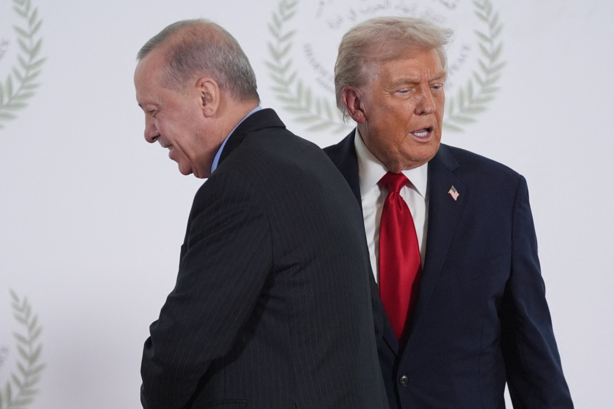 الرئيس الأميركي دونالد ترامب يحيي الرئيس التركي رجب طيب أردوغان خلال قمة حول غزة في شرم الشيخ (أ ف ب)