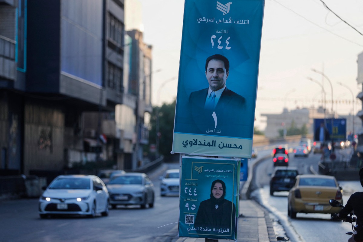 أكثر من 40% من المخالفات تعود إلى تمزيق وتخريب المواد الدعائية للمرشحين. (أ ف ب)