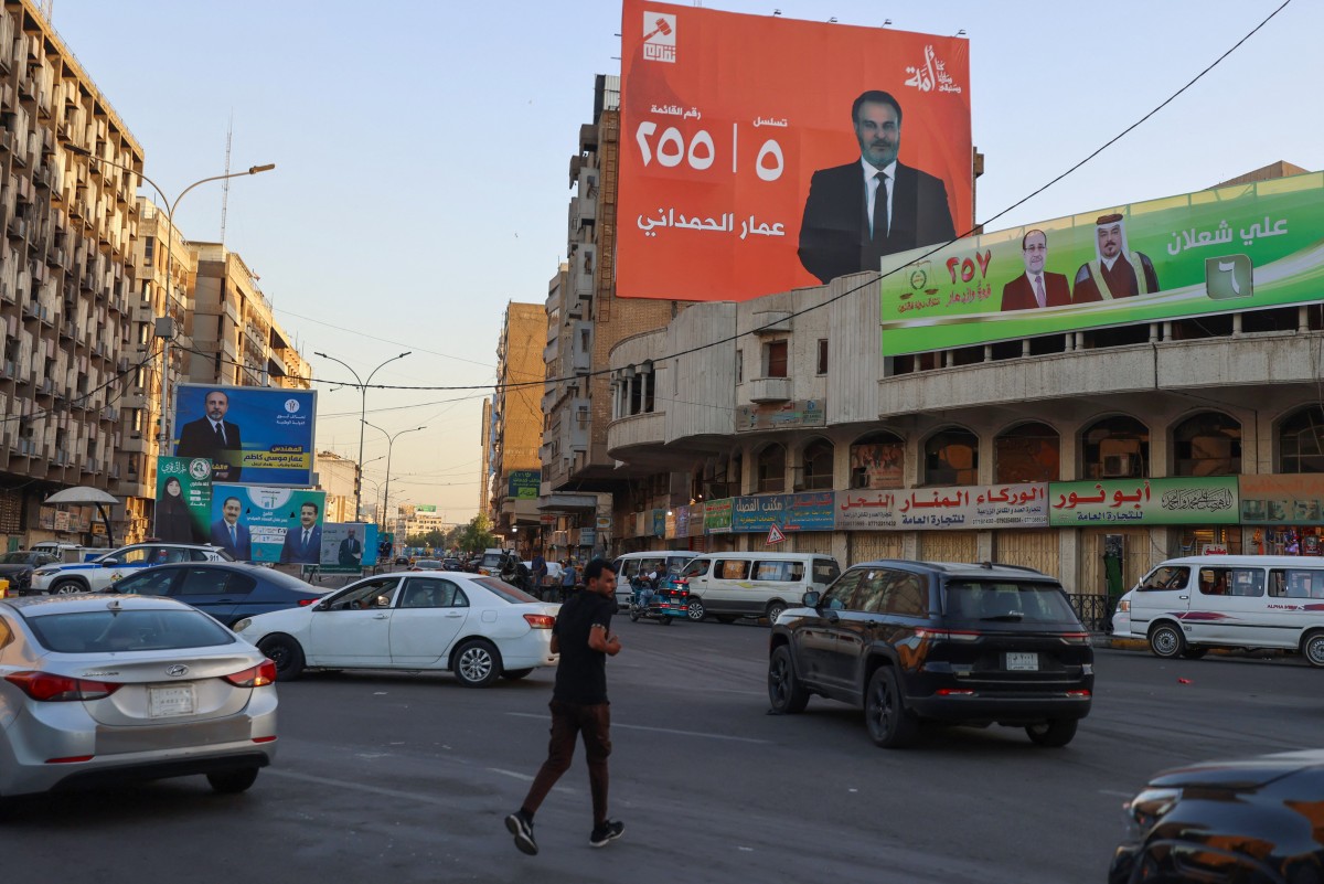 لوحات إعلانية انتخابية في أحد شوارع بغداد. (أ ف ب)