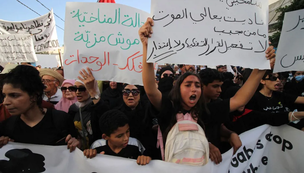 قابس تحت حصار الغازات السامّة: أكبر احتجاج بيئي في تاريخ تونس