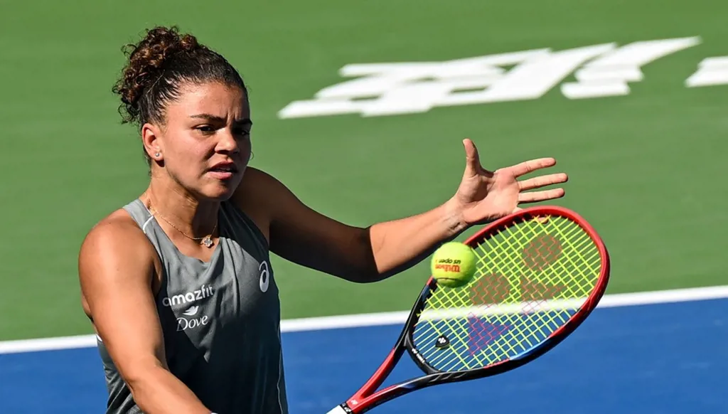 تألق باوليني وريباكينا يُشعل المنافسة على بطاقتي "WTA" الختامية