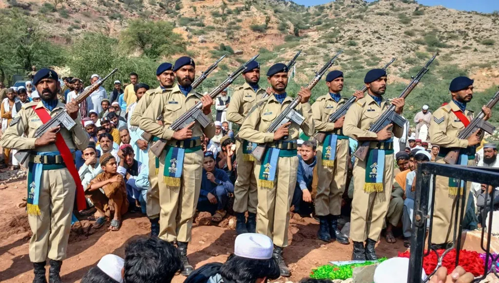 تبادل إطلاق نار كثيف بين باكستان وأفغانستان في منطقة حدودية