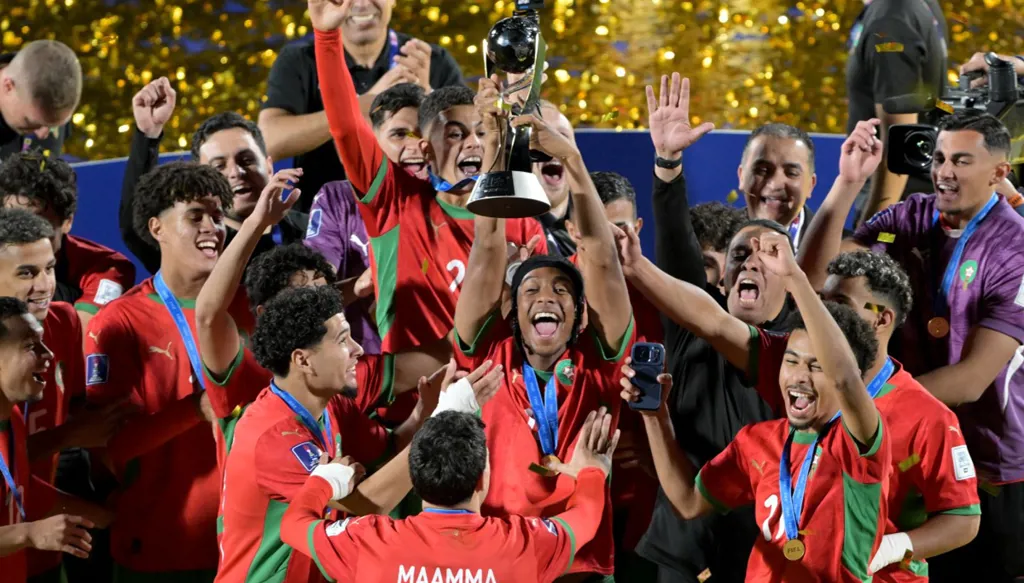 المغرب بين زمن السياسة وزمن الرياضة... والتتويج في الميدانين معاً!