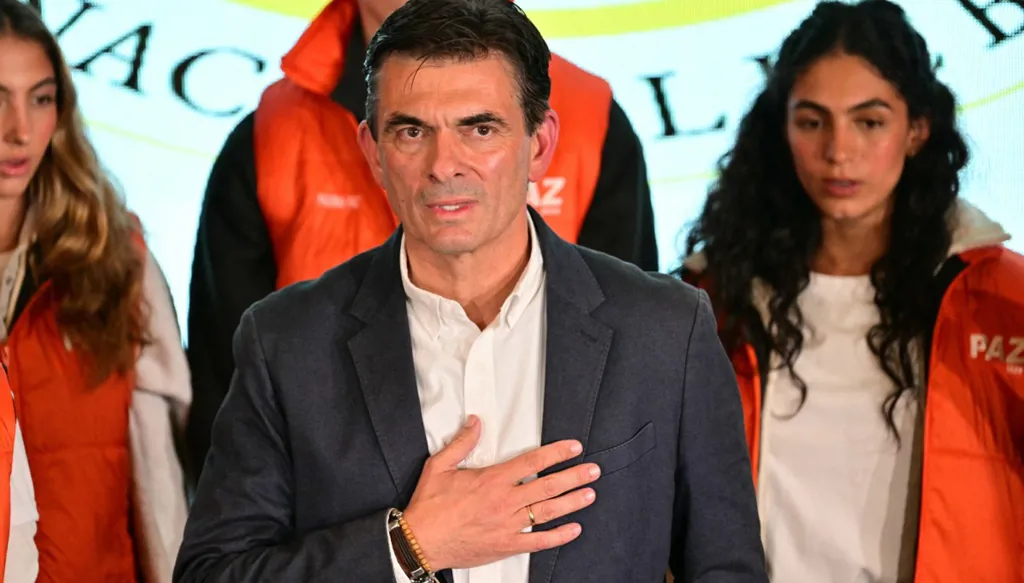 انتخاب السيناتور الوسطي اليميني رودريغو باز رئيساً لبوليفيا