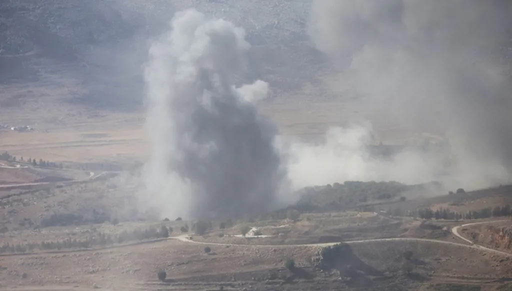 دخان يتصاعد عقب غارة جوية إسرائيلية جنوب لبنان (أ ف ب)