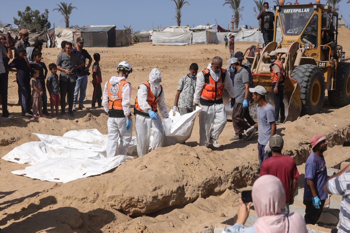 جانب من عمليات دفن جثث فلسطينيين في غزة (أ ف ب)