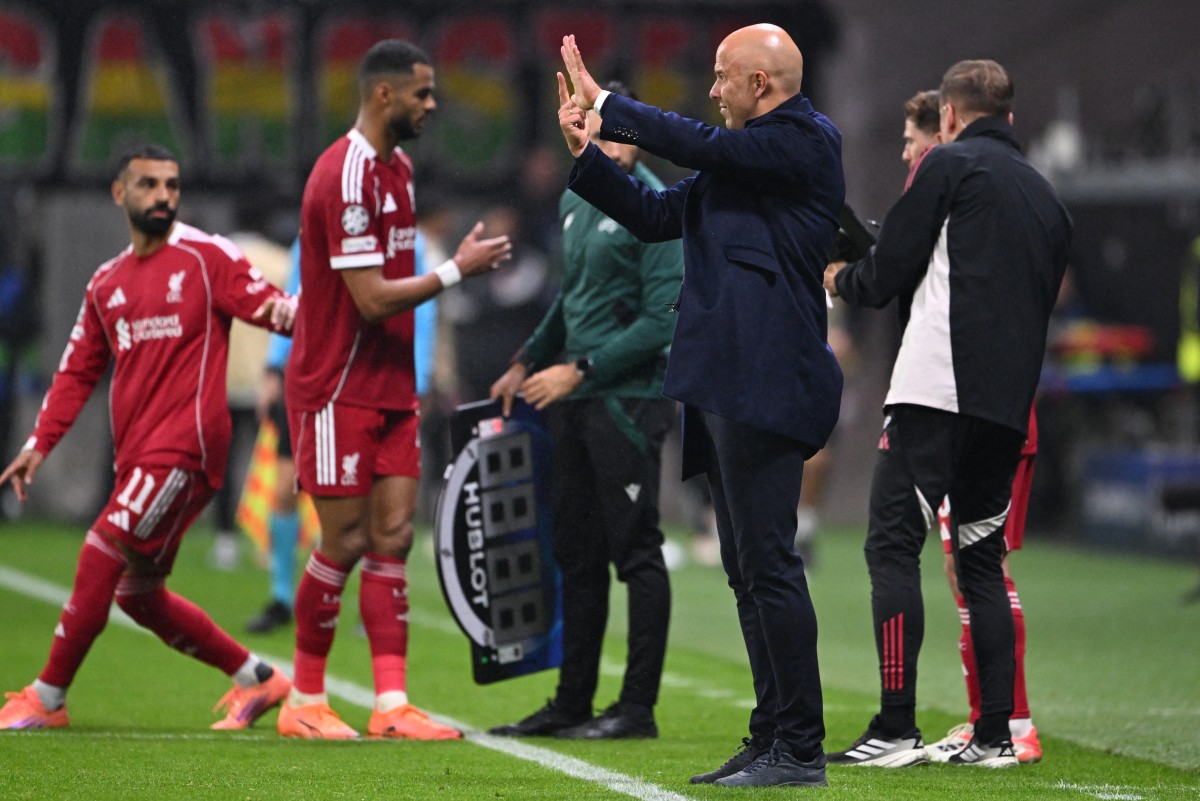 العلاقة بين سلوت وبعض النجوم تبدو متوترة. (أ ف ب)