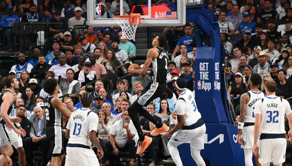 ويمبانياما يُبهر جماهير NBA بأداء خارق في أولى مبارياته هذا الموسم