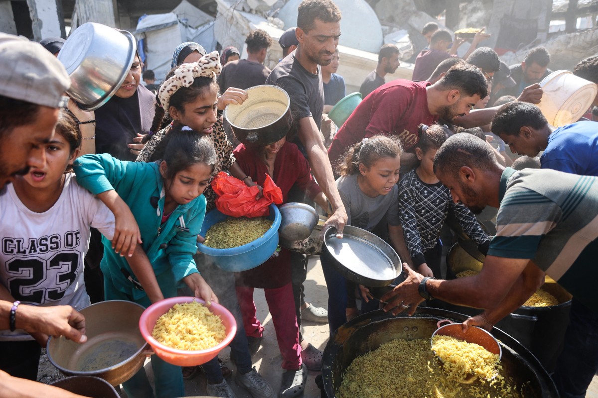 فلسطينيون يتهافتون على الطعام. (أ ف ب)