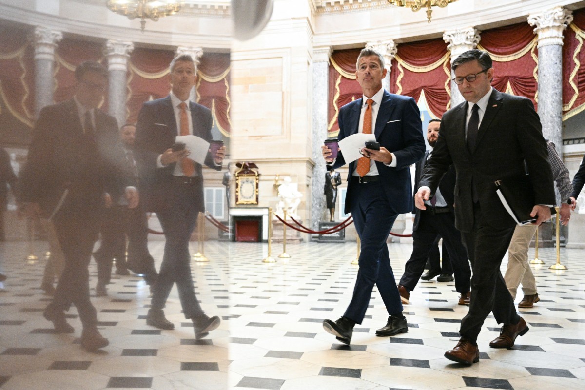 رئيس مجلس النواب الأميركي مايك جونسون من ولاية لويزيانا، يسير مع وزير النقل شون دافي في طريقهما إلى مؤتمر صحفي في مبنى الكابيتول الأميركي في واشنطن العاصمة. ( أ ف ب)