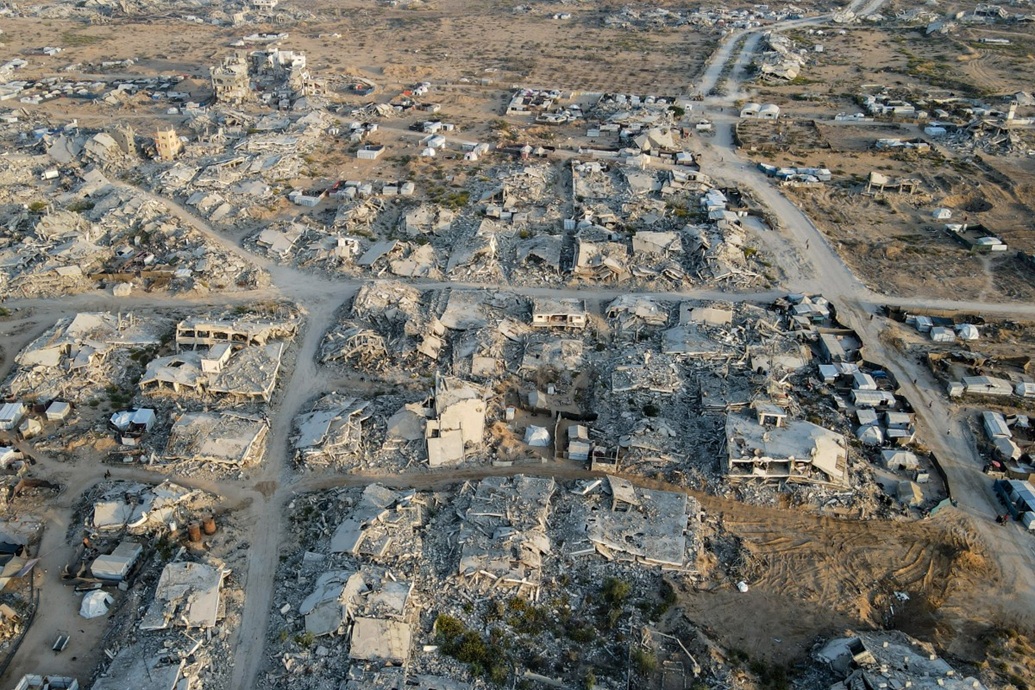 تُظهر هذه الصورة الجوية المباني المدمرة في حي الرمال بمدينة غزة (أ ف ب)