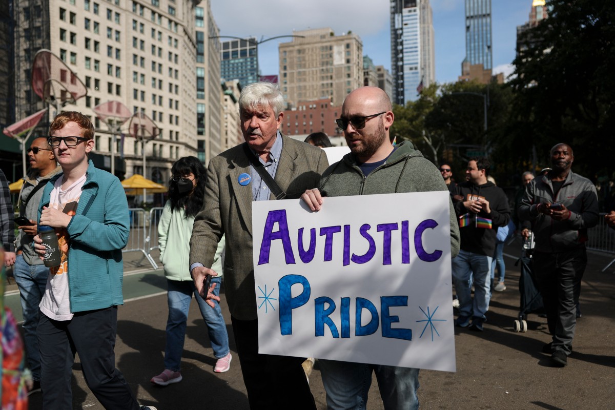 أعضاء منظمة Autistic Adults NYC يشاركون في مسيرة فخر ذوي الإعاقة في مدينة نيويورك. (أ ف ب)