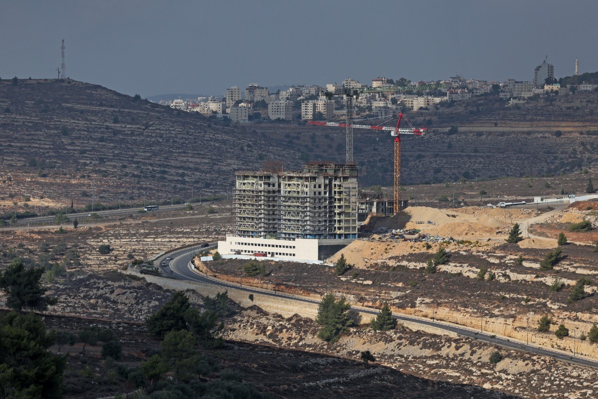 مبنى قيد الإنشاء في مستوطنة جيفات زئيف الإسرائيلية بالقرب من مدينة رام الله الفلسطينية في الضفة الغربية المحتلة (أ  ف ب).