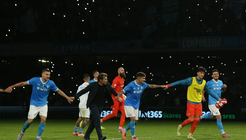 الصدارة بأداء متواضع… نابولي ينجو من ليتشي بهدف وحيد