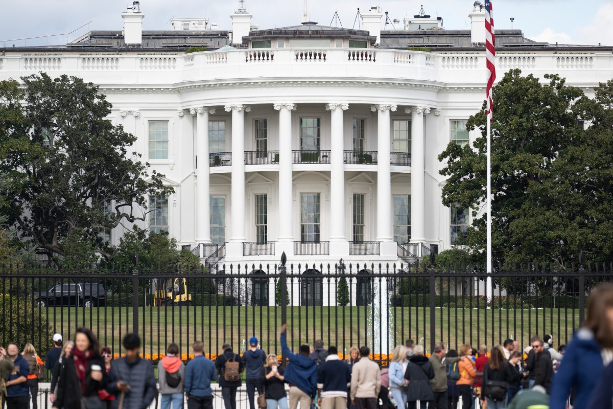 سياح يتجمعون بالقرب من الحديقة الجنوبية للبيت الأبيض بينما تجري أعمال الهدم في الجناح الشرقي. (أ ف ب)