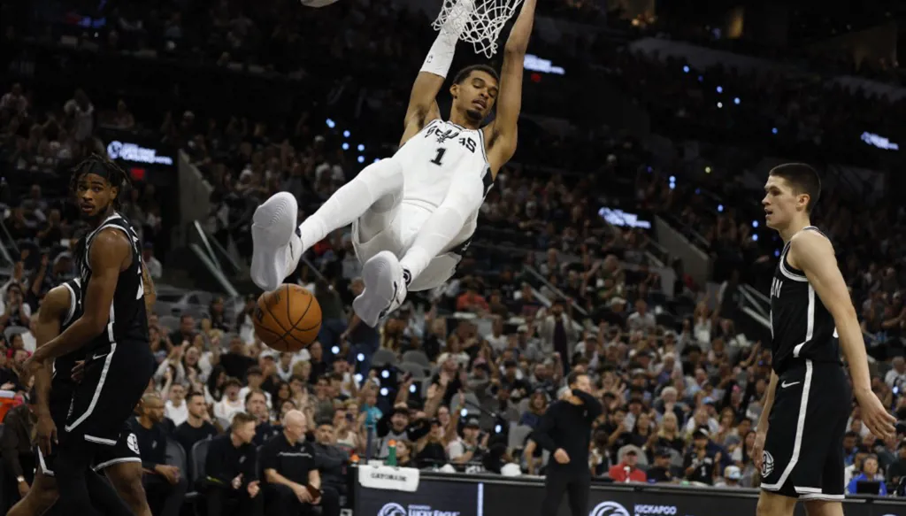 ويمبانياما لا يتوقف... أرقام خارقة واحتفال مؤثر في سان أنطونيو