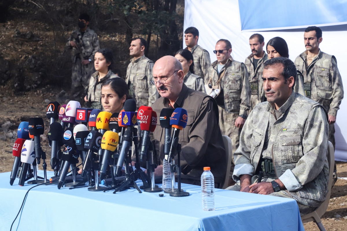 القيادي في حزب العمال الكردستاني صبري أوك يتحدث إلى الصحافيين خلال حفل أقيم في منطقة قنديل في شمال العراق. (أ ف ب)