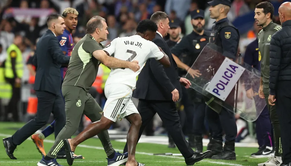 فينيسيوس يغادر ملعب الكلاسيكو اعتراضاً على تبديله (فيديو)