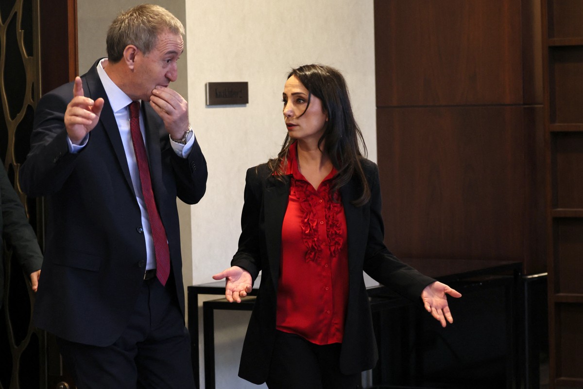 الرئيسان المشاركان لحزب المساواة والديمقراطية الشعبية تولاي حاتيموغولار وتونجر باكيرهان يصلان لإجراء مؤتمر صحفي بشأن إعلان انسحاب مقاتلي حزب العمال الكردستاني من تركيا، في أنقرة. (أ ف ب)