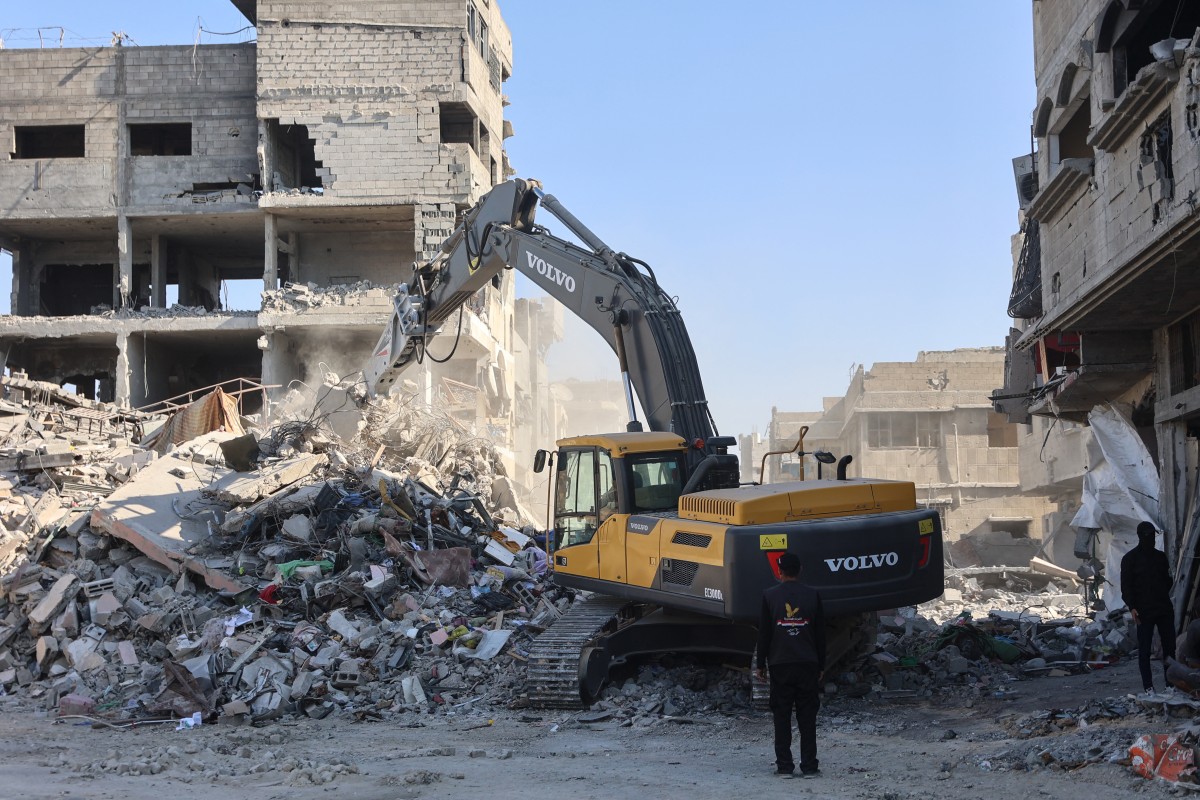 أعمال بحث عن جثث في غزة (أ ف ب).