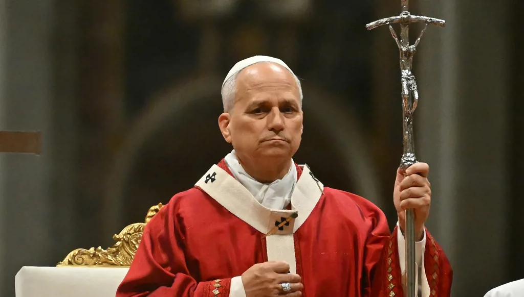 البابا لاوون الرابع عشر: رجل القانون والأرض و"الأقلّ أميركيّةً بين الأميركيّين"