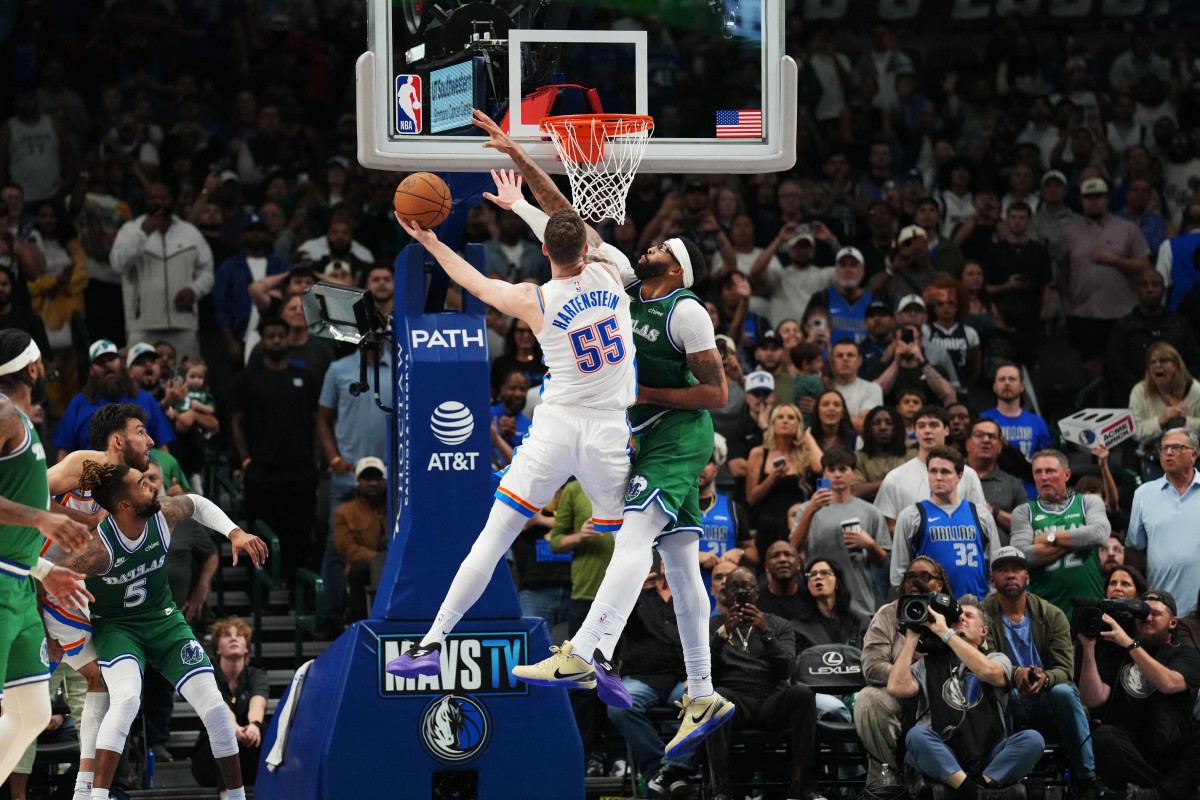 من مباراة ثاندر ومافريكس. (أ ف ب)