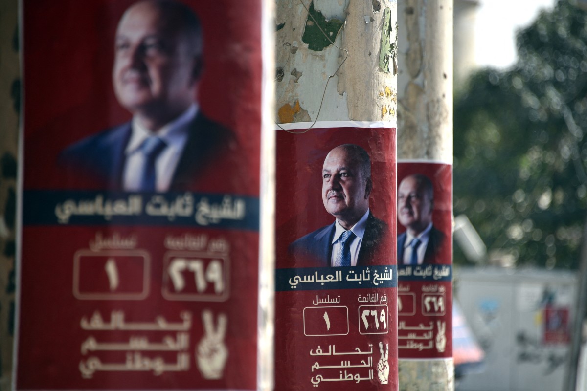 ملصقات انتخابية في أحد شوارع الموصل. (أ ف ب)