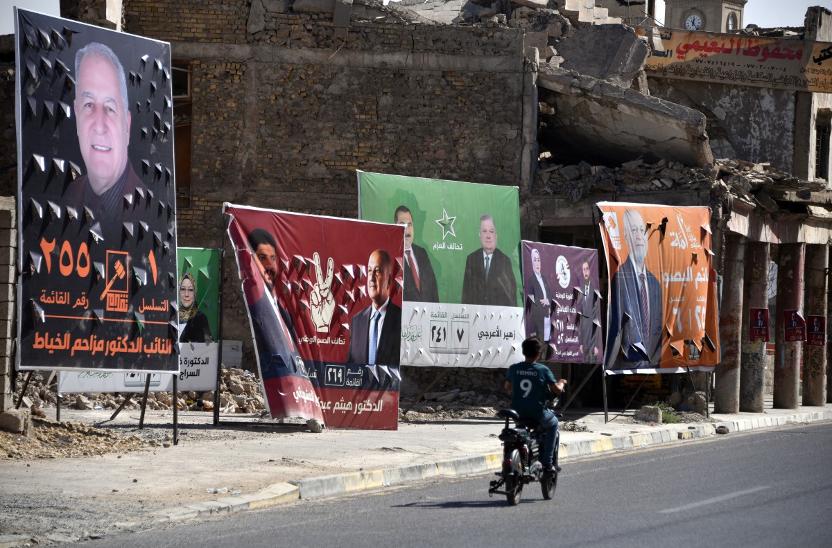 ملصقات انتخابية في بغداد.(أف ب)