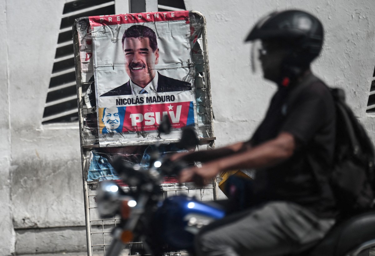 صورة لمادورو في كاراكاس (أ ف ب).