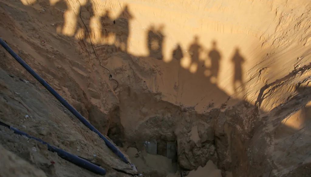 إسرائيل تعيد جثامين 30 فلسطينياً الى قطاع غزة