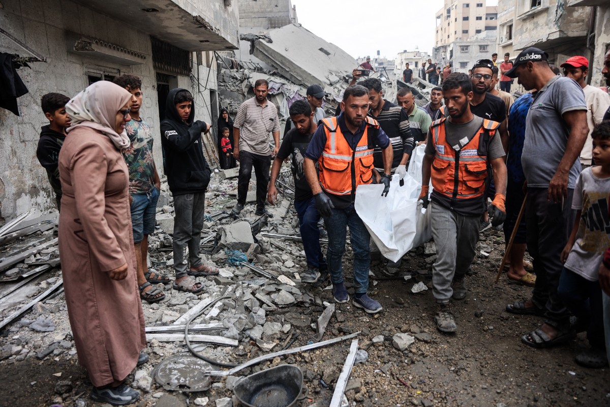 انتشال ضحايا في غزة. (أ ف ب)