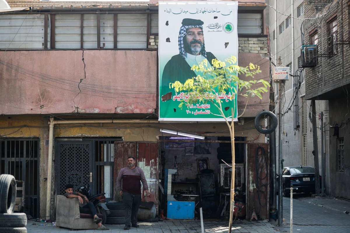 لافتة انتخابية معلقة على أحد المنازل قبل الانتخابات البرلمانية العراقية في مدينة الصدر، شرق بغداد (أ ف ب)
