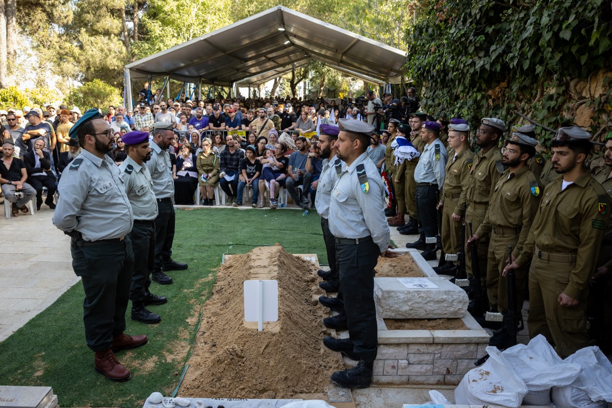 إسرائيل تشيّع أحد جنودها (أ ف ب).