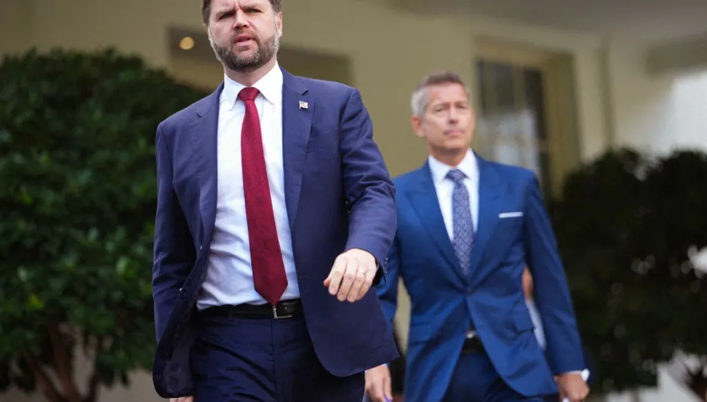 بالفيديو - جي دي فانس يسرق الأضواء في الهالوين والبيت الأبيض يدخل على الخط