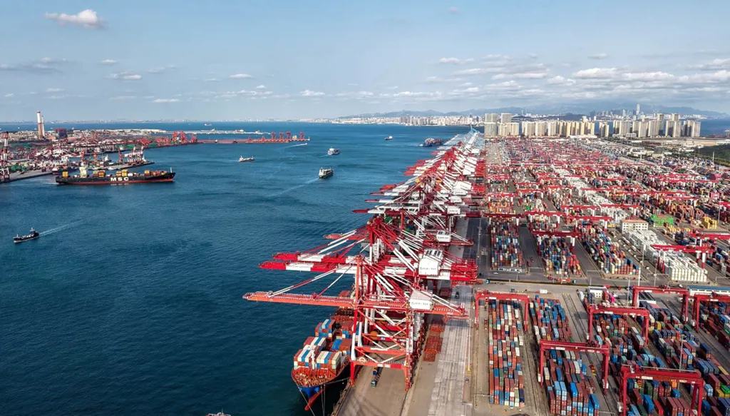 الرسوم الجمركية الأميركية على الشاحنات والحافلات تدخل حيّز التطبيق