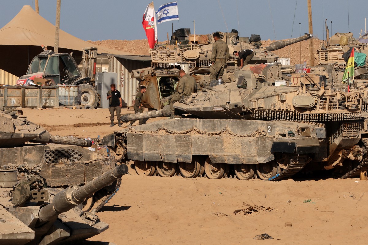 قوات إسرائيلية بالقرب من السياج الحدودي مع غزة. (أ ف ب)