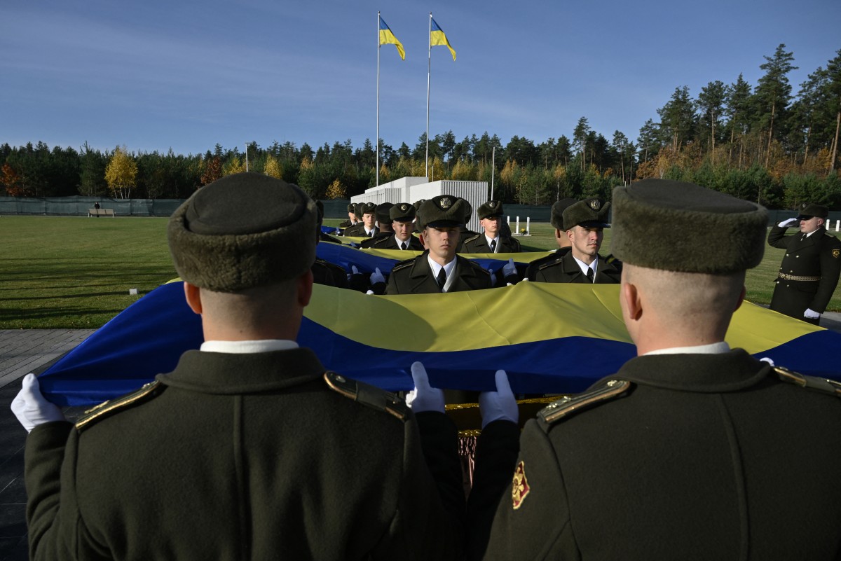 جنازة جنود أوكرانيين في  كييف (أ ف ب).