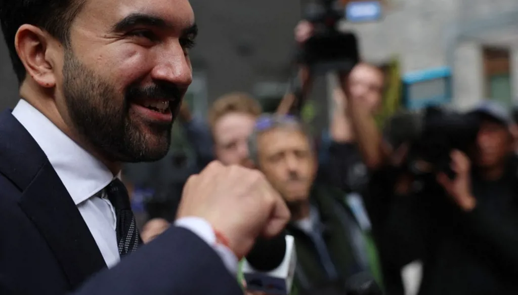 زهران ممداني يخاطب النّاخبين بالعربيّة ويمازحهم بالكنافة النابلسيّة (فيديو)