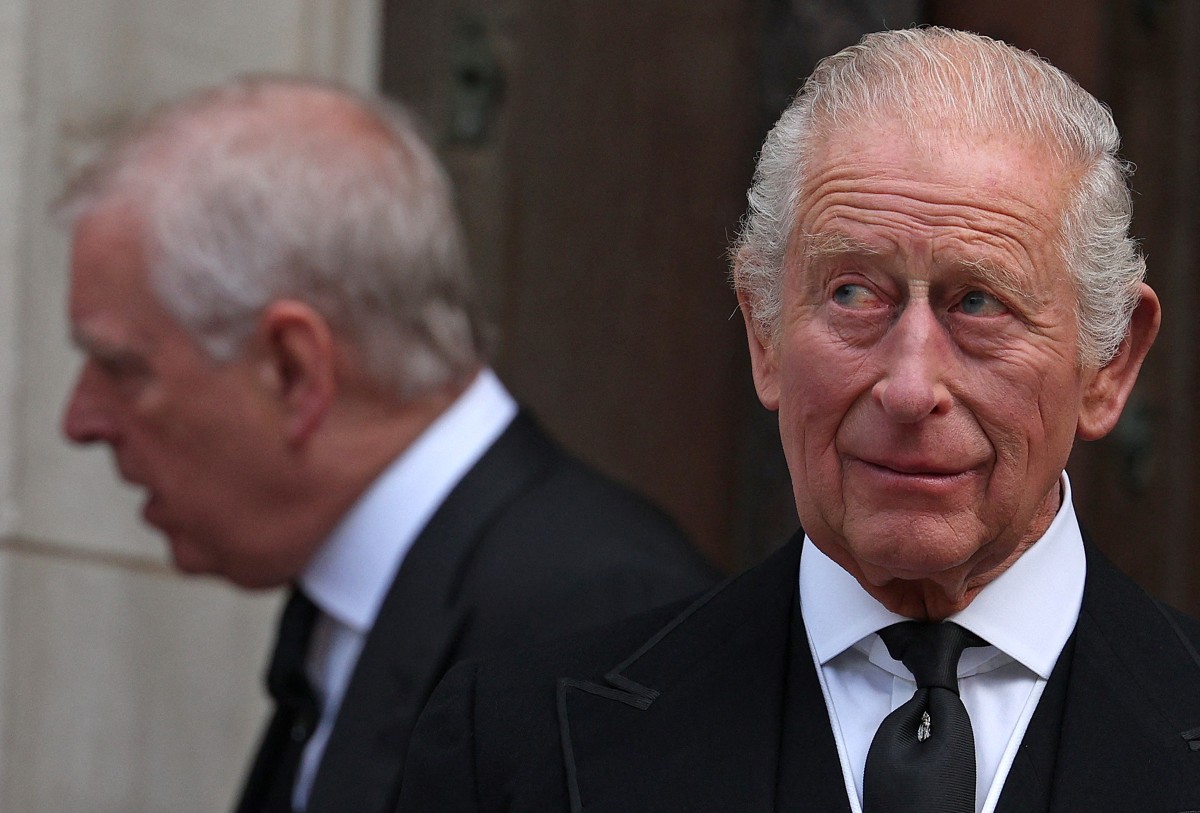 الملك تشارلز والأمير السابق أندرو (أ ف ب).