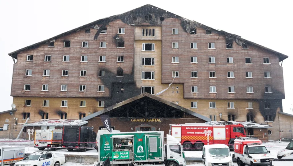 على خلفية حريق أودى بحياة 78 بينهم أطفال... السجن المؤبد لـ11 شخصاً في تركيا