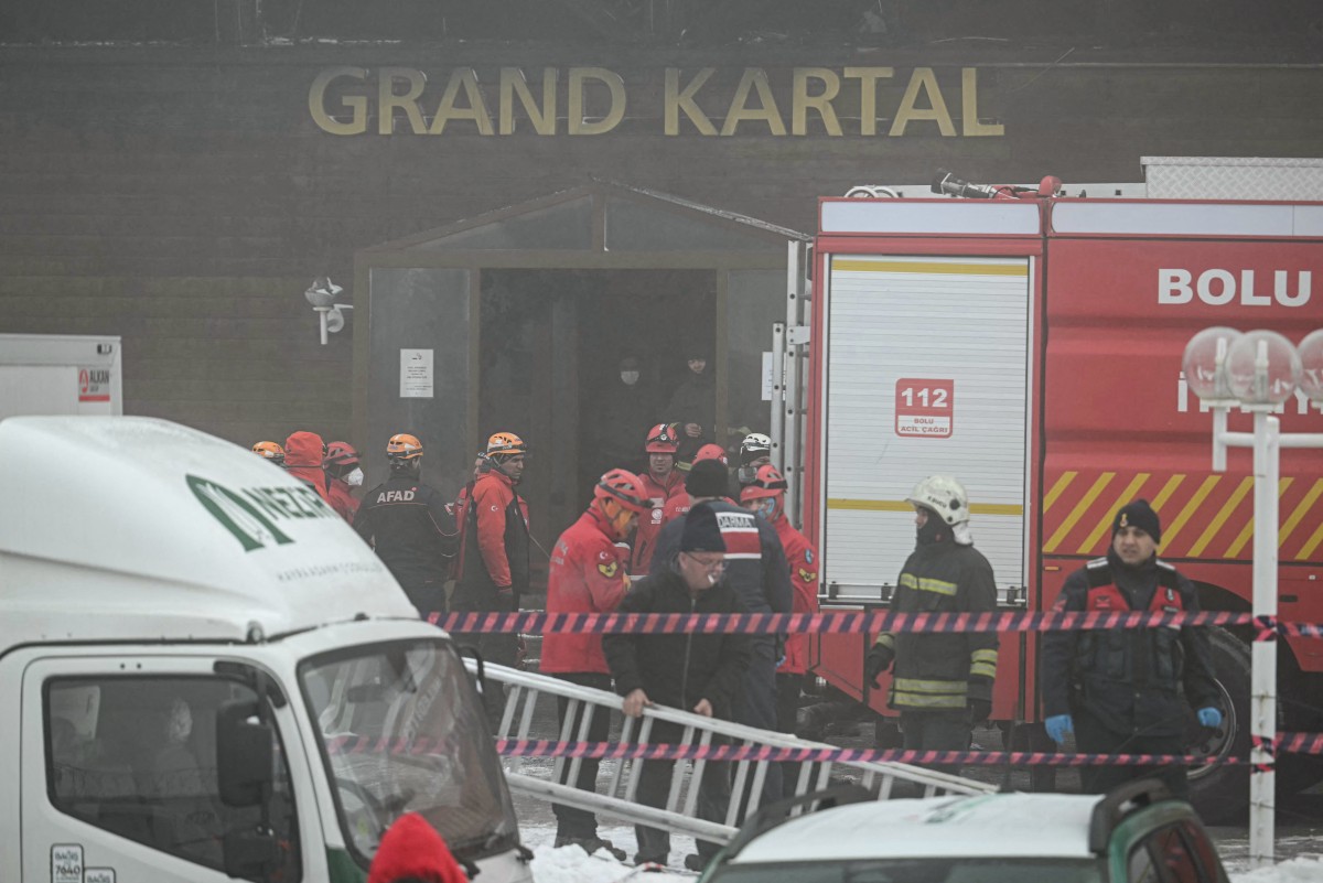 رجال إطفاء في موقع الحريق (أ ف ب)