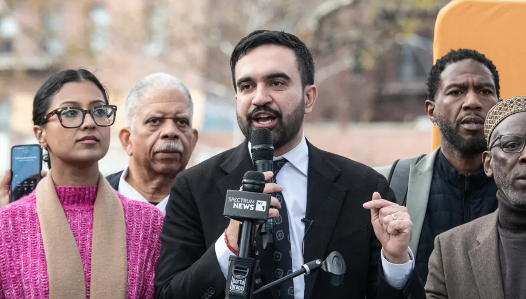 "العمدة" زهران ممداني… الاشتراكي الذي لا يتمناه الديموقراطيون وجهاً لحزبهم