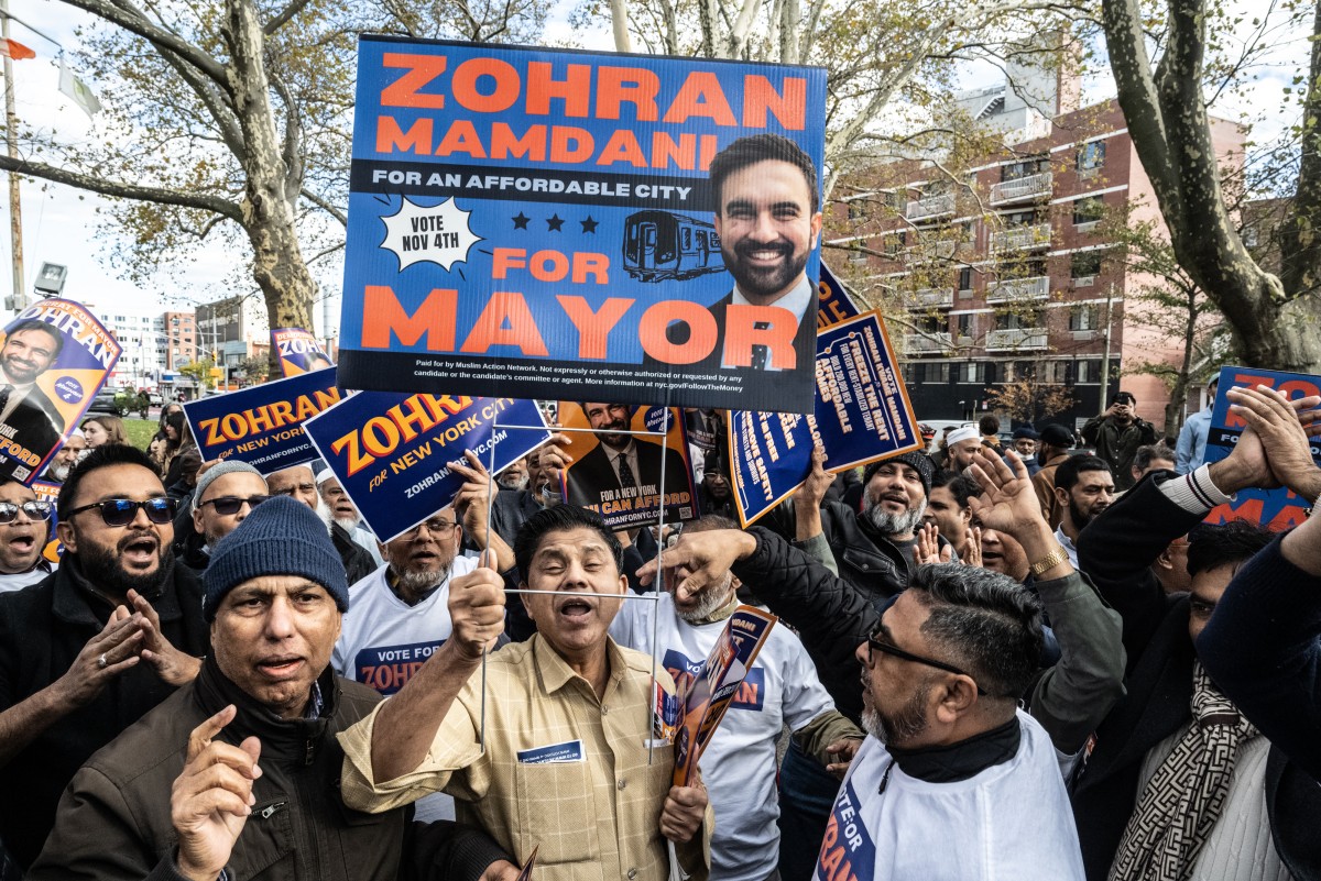 أنصار زهران ممداني خلال فعالية انتخابية في حي كوينز بمدينة نيويورك. (أ ف ب)